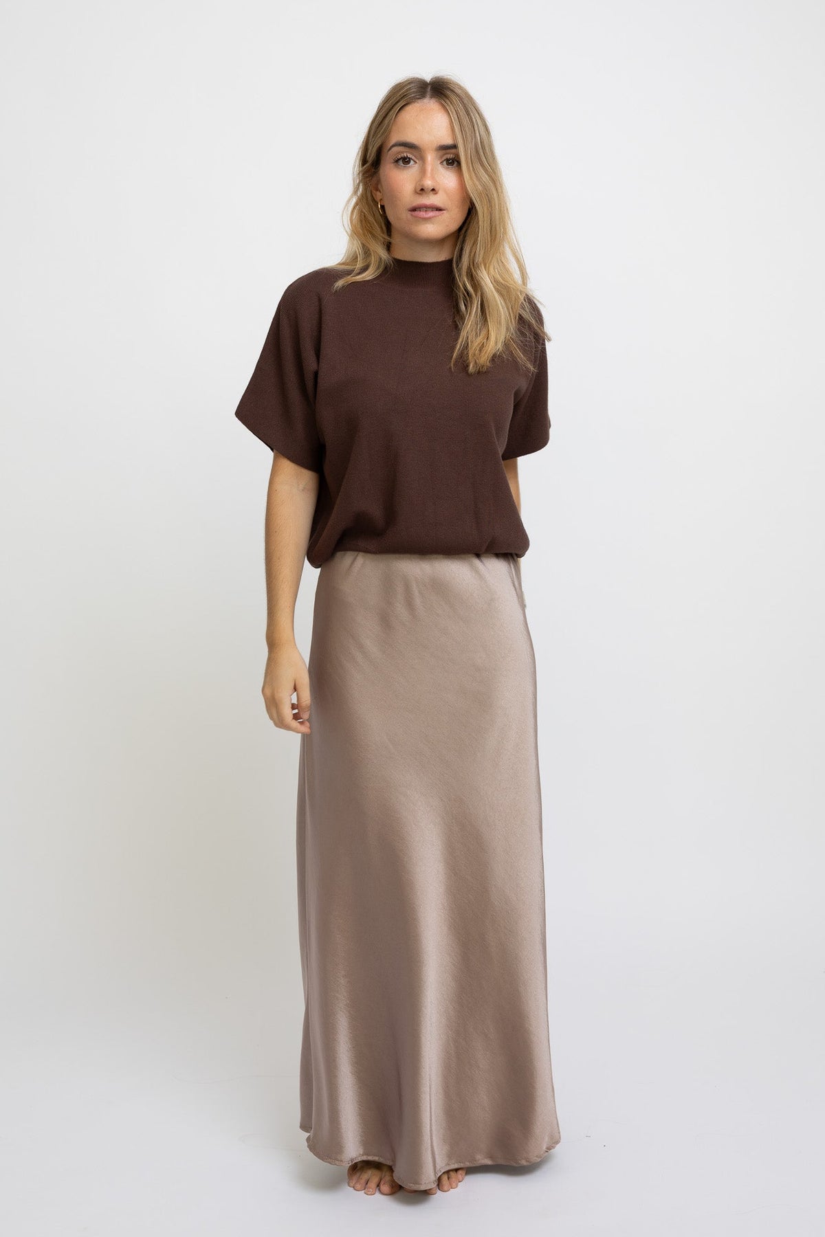 FALDA MIDI SATINADA CAMEL