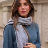 BUFANDA CALADA GRIS