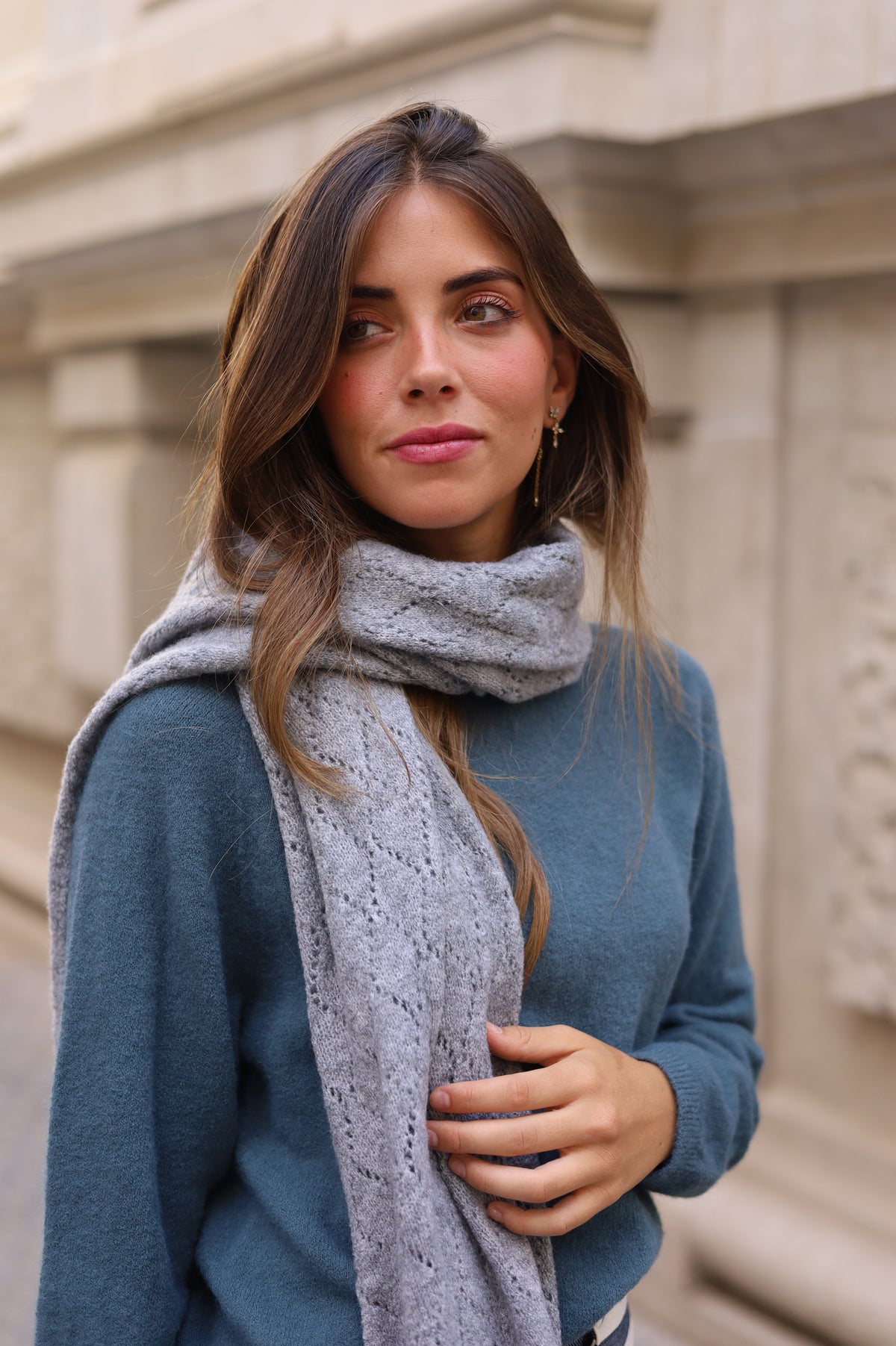 BUFANDA CALADA GRIS