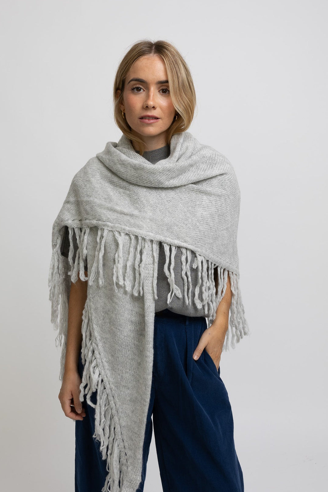 PONCHO FLECOS GRIS CLARO