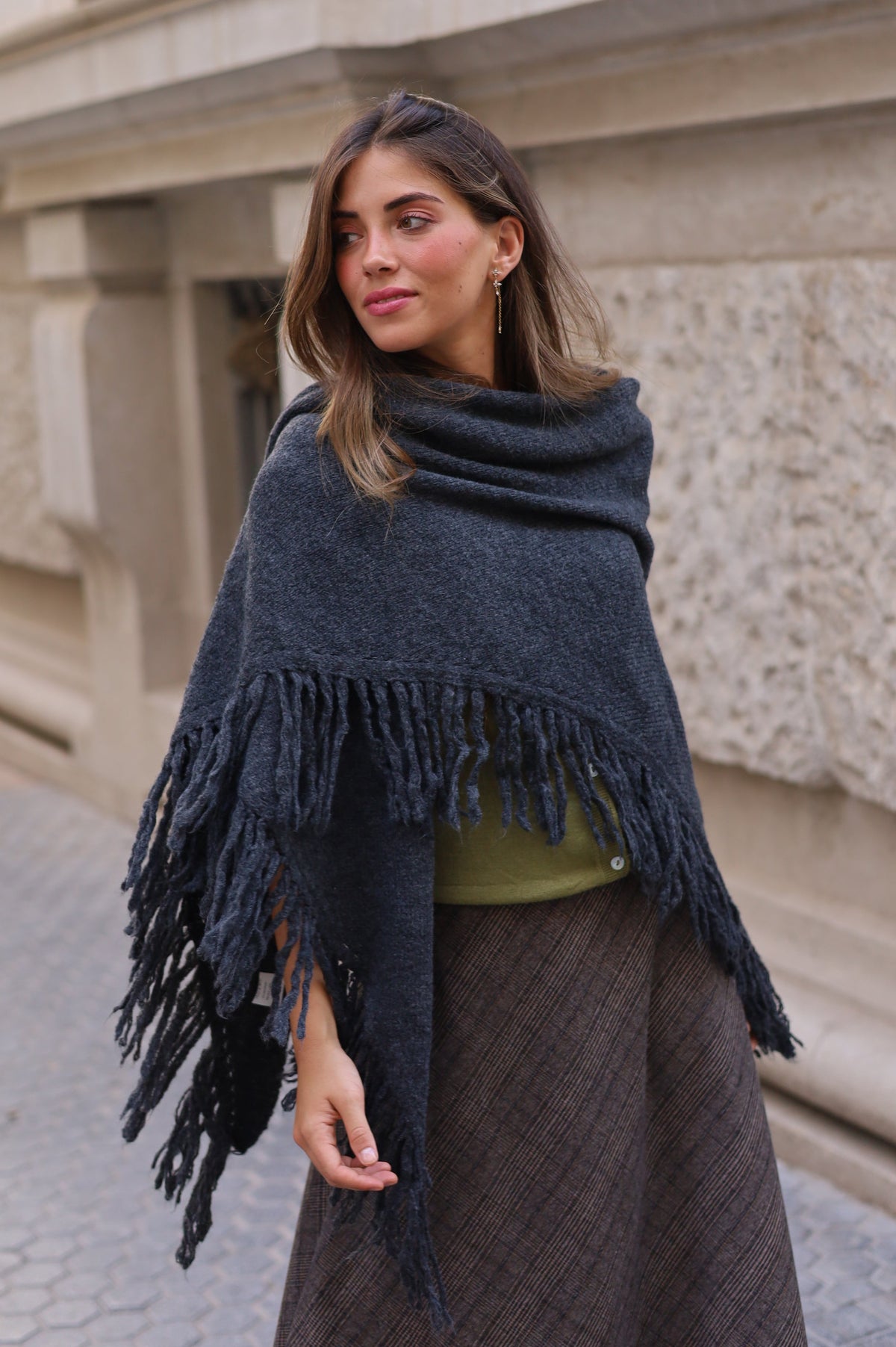 PONCHO FLECOS GRIS ANTRACITA