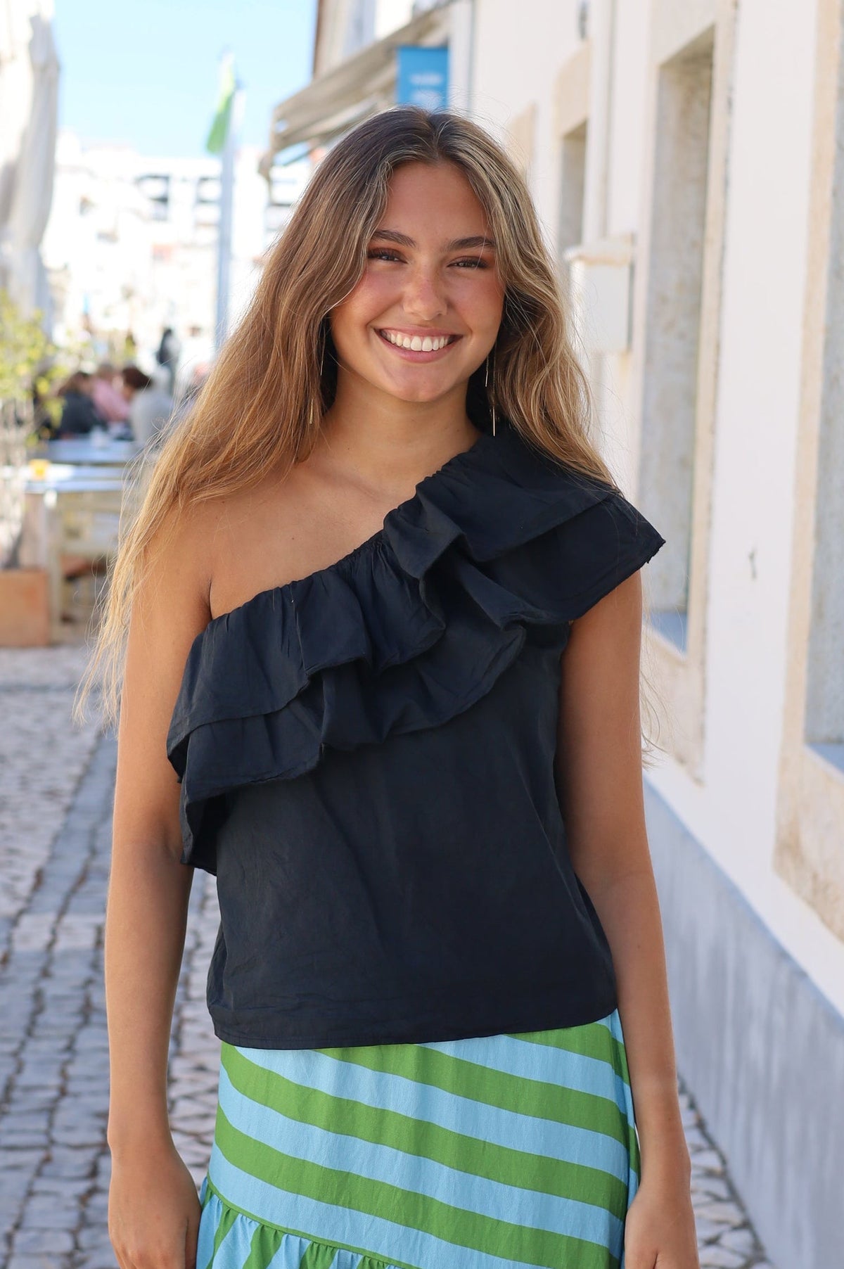 TOP ASIMETRICO VOLANTES NEGRO