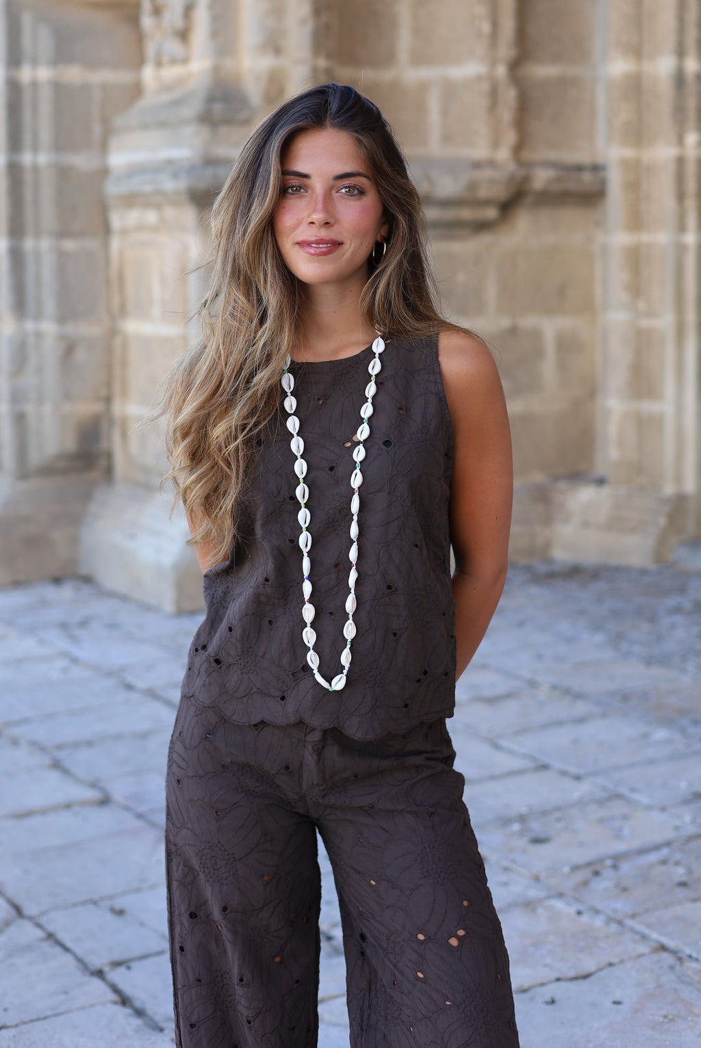 PANTALON PERFORADO MARRON