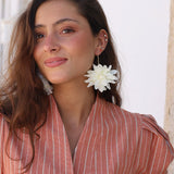 PENDIENTES LARGOS FLOR BLANCA