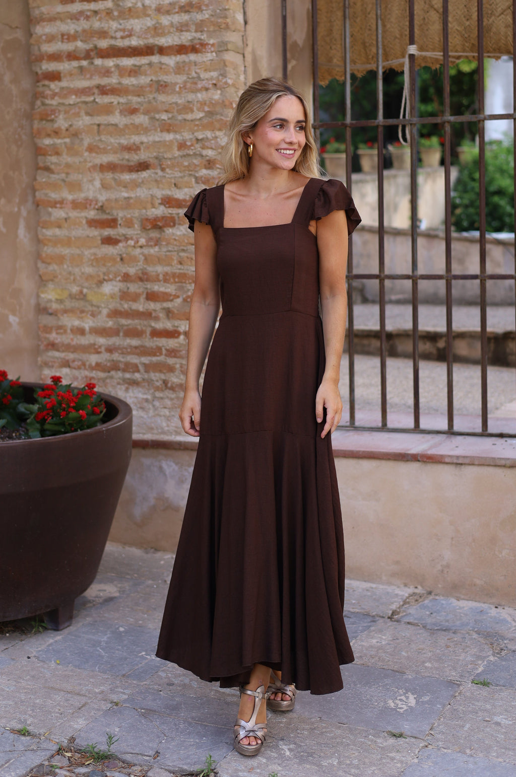 VESTIDO VOLANTE HOMBRO MARRON