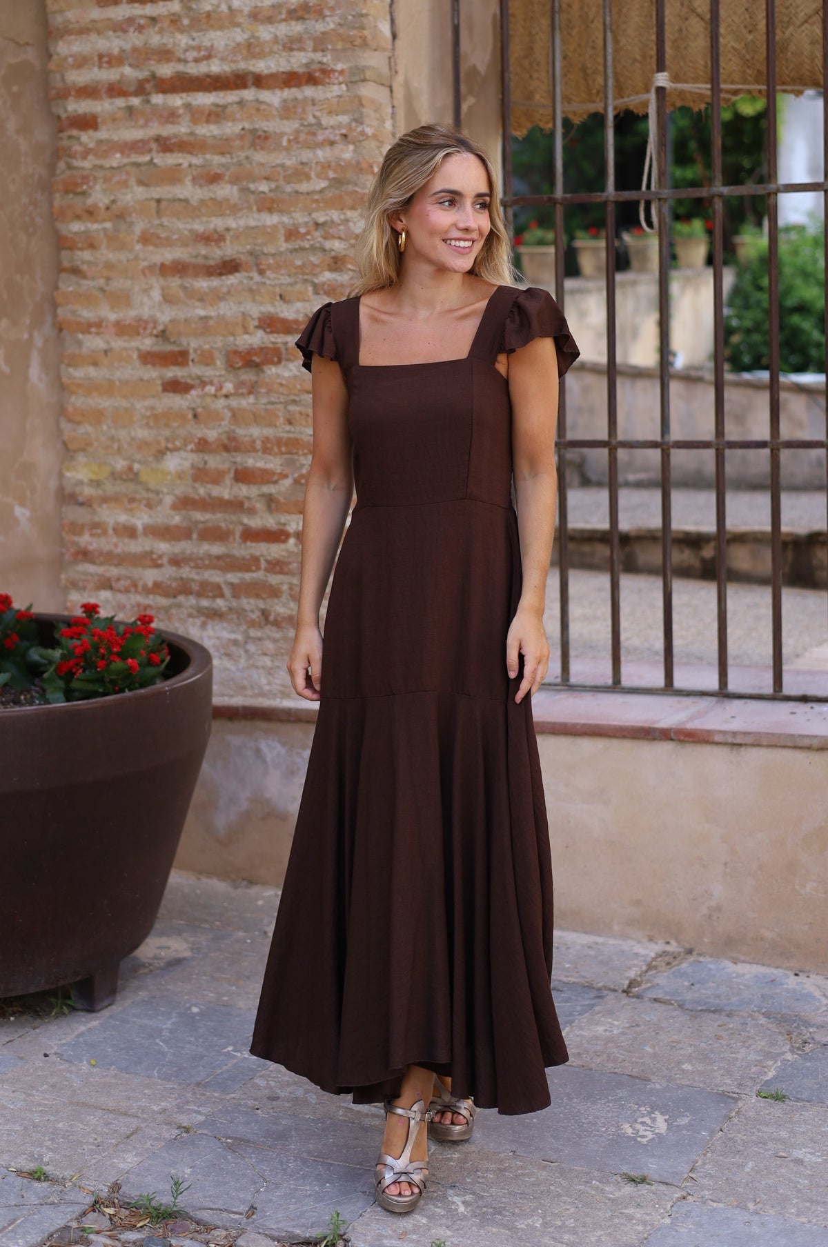 VESTIDO VOLANTE HOMBRO MARRON