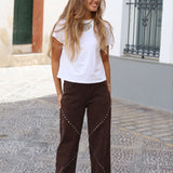 PANTALÓN MARRÓN TACHUELAS