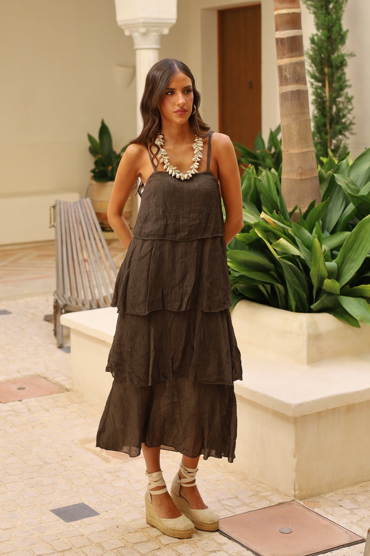 VESTIDO PLISADO VOLANTES MARRON