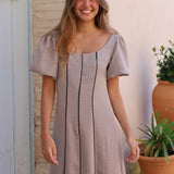 VESTIDO BEIGE COSTURAS NEGRAS