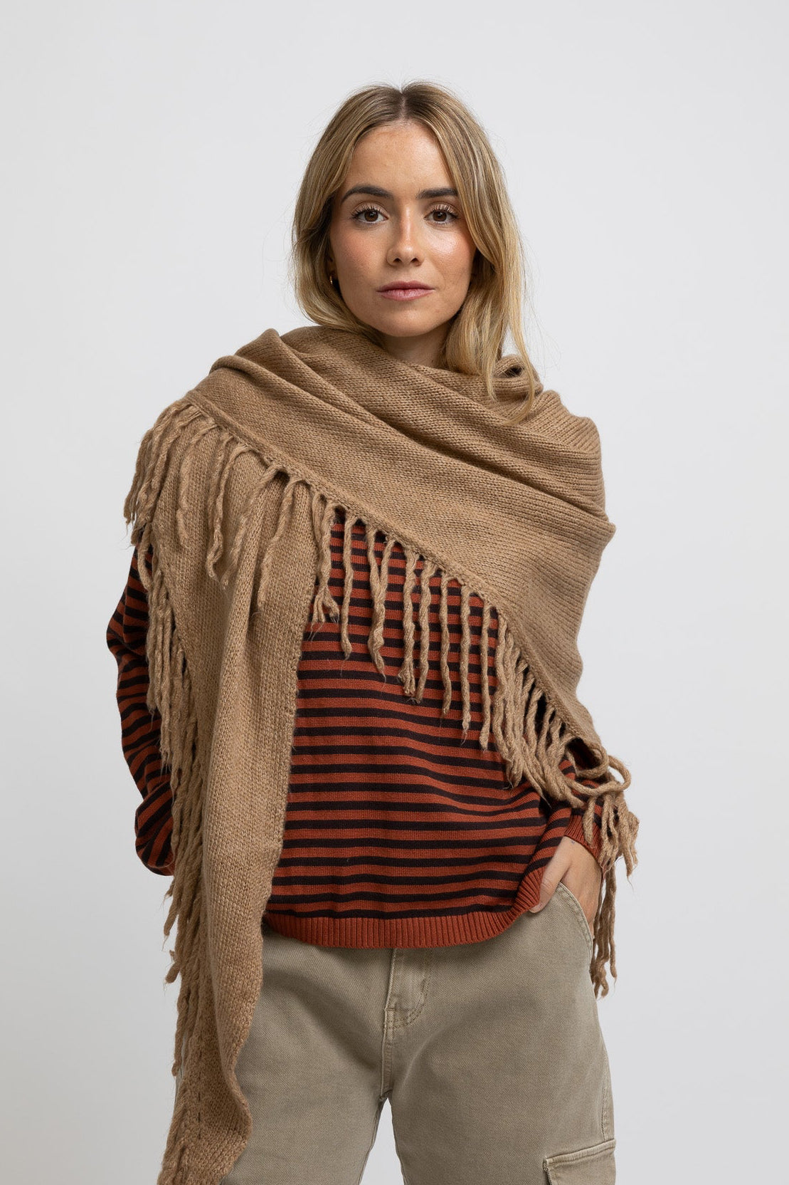 PONCHO FLECOS CAMEL