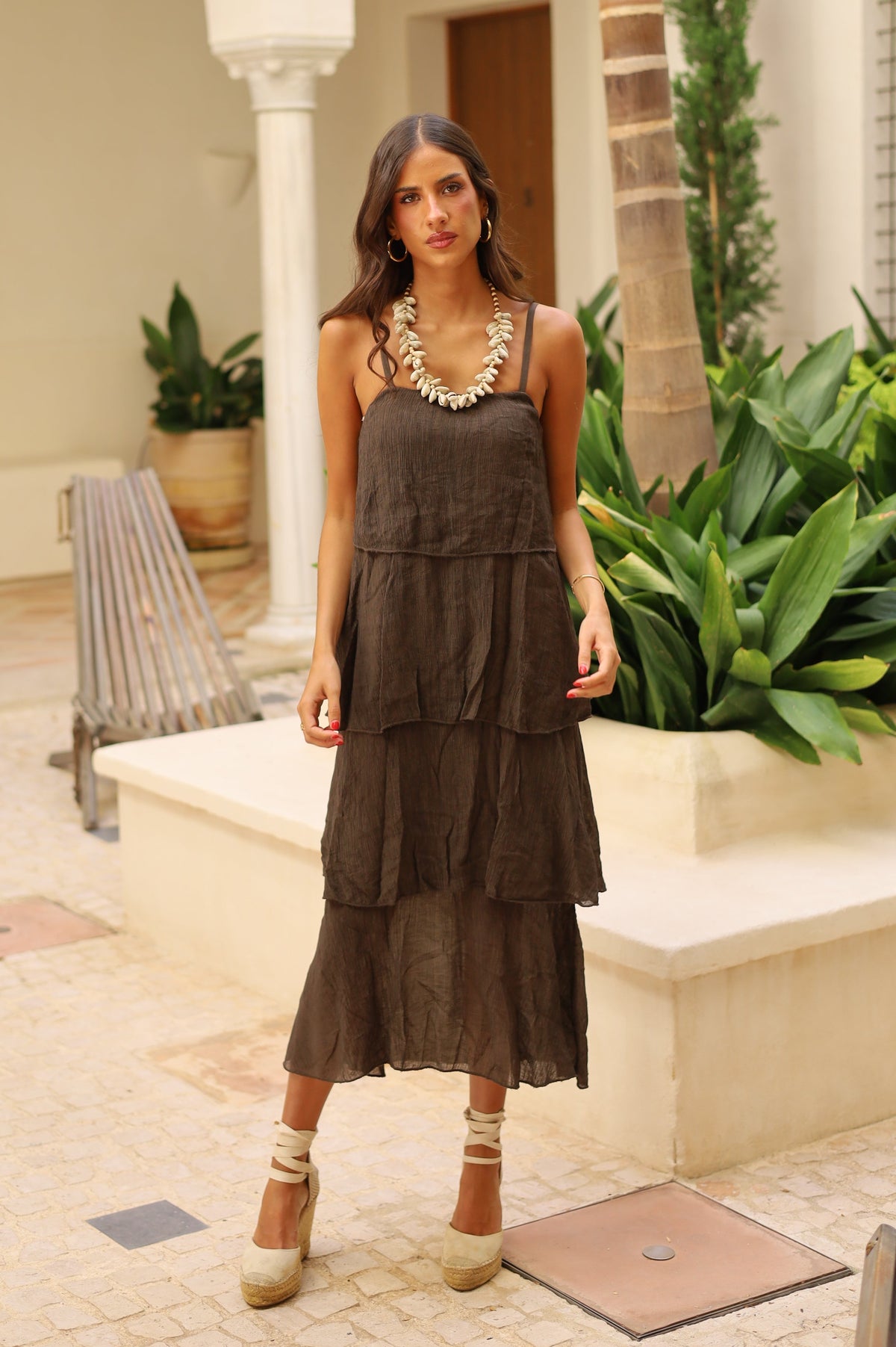 VESTIDO PLISADO VOLANTES MARRON