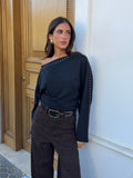 CAMISETA HOMBROS TACHAS NEGRA