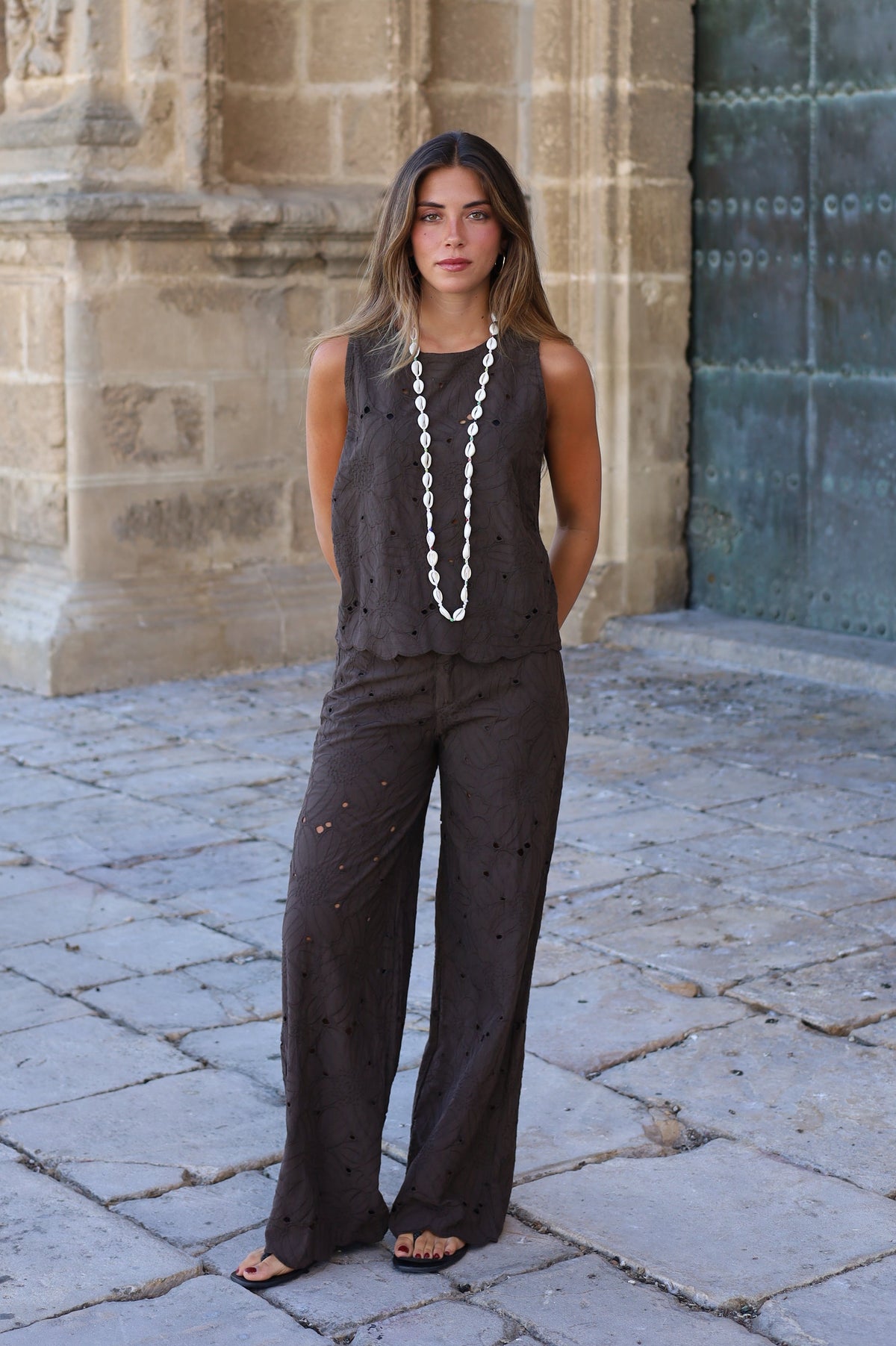 PANTALON PERFORADO MARRON
