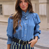 BLUSA CUELLO NIDO DENIM CLARO