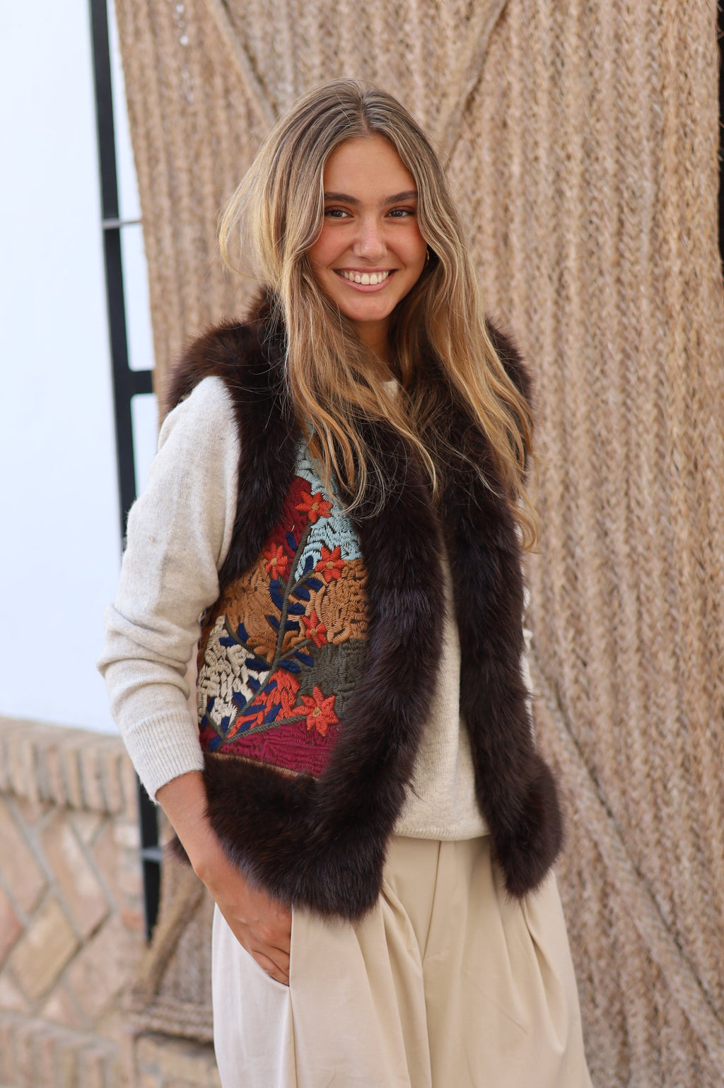 CHALECO PELO MARRON ESTAMPADO