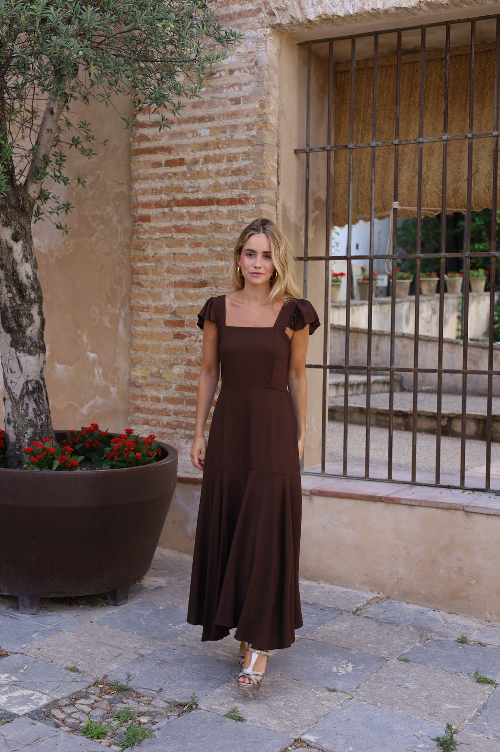 VESTIDO VOLANTE HOMBRO MARRON