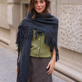 PONCHO FLECOS GRIS ANTRACITA