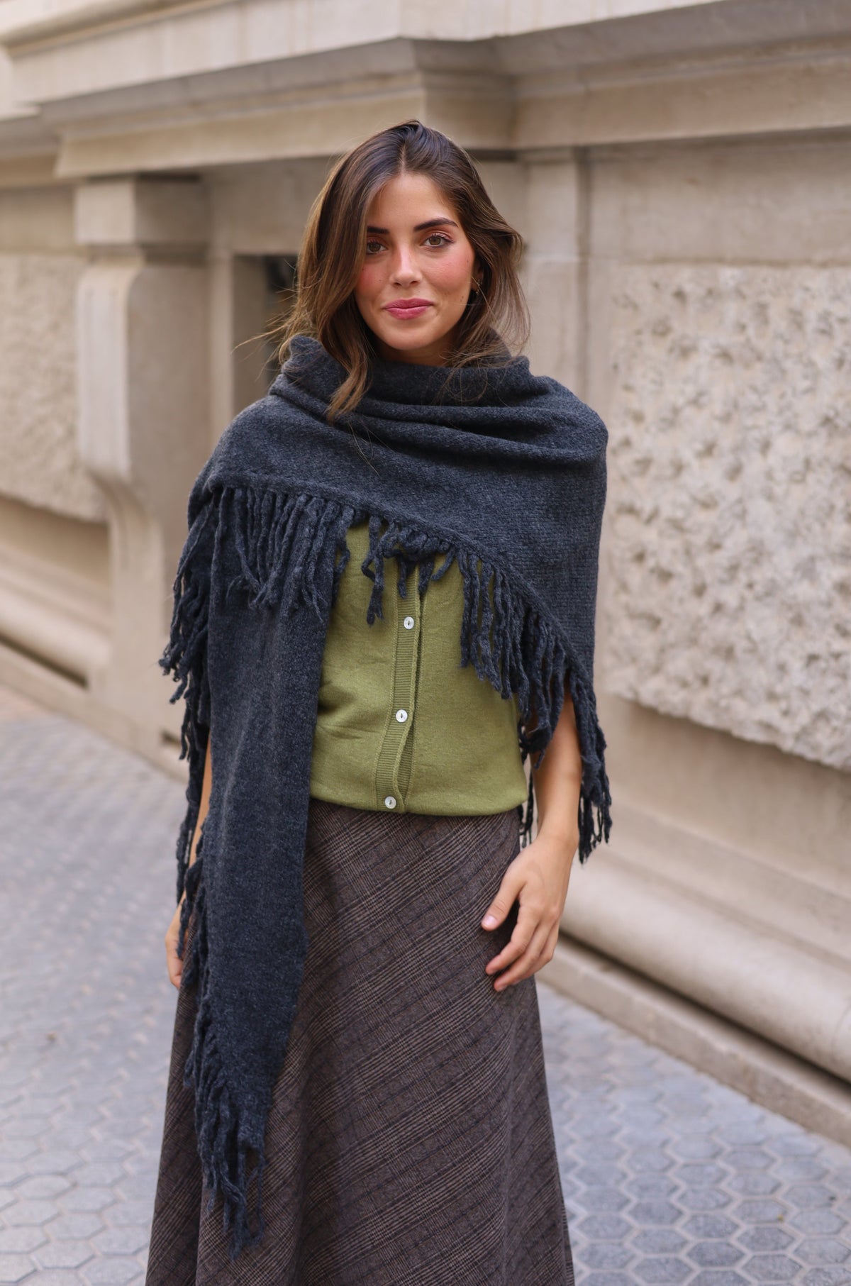 PONCHO FLECOS GRIS ANTRACITA
