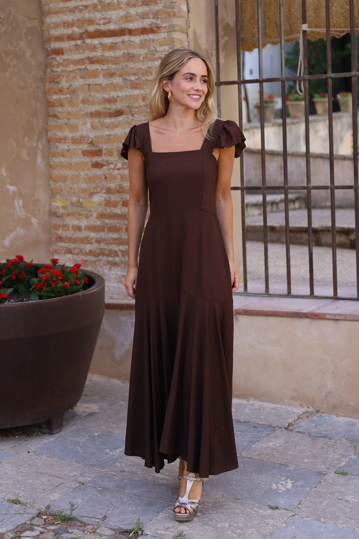 VESTIDO VOLANTE HOMBRO MARRON