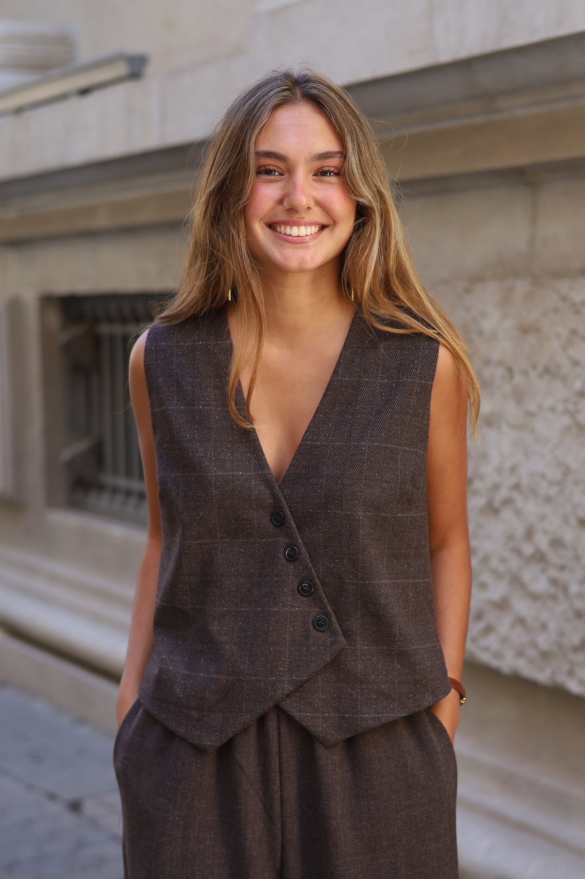 CHALECO CRUZADO CUADROS MARRÓN