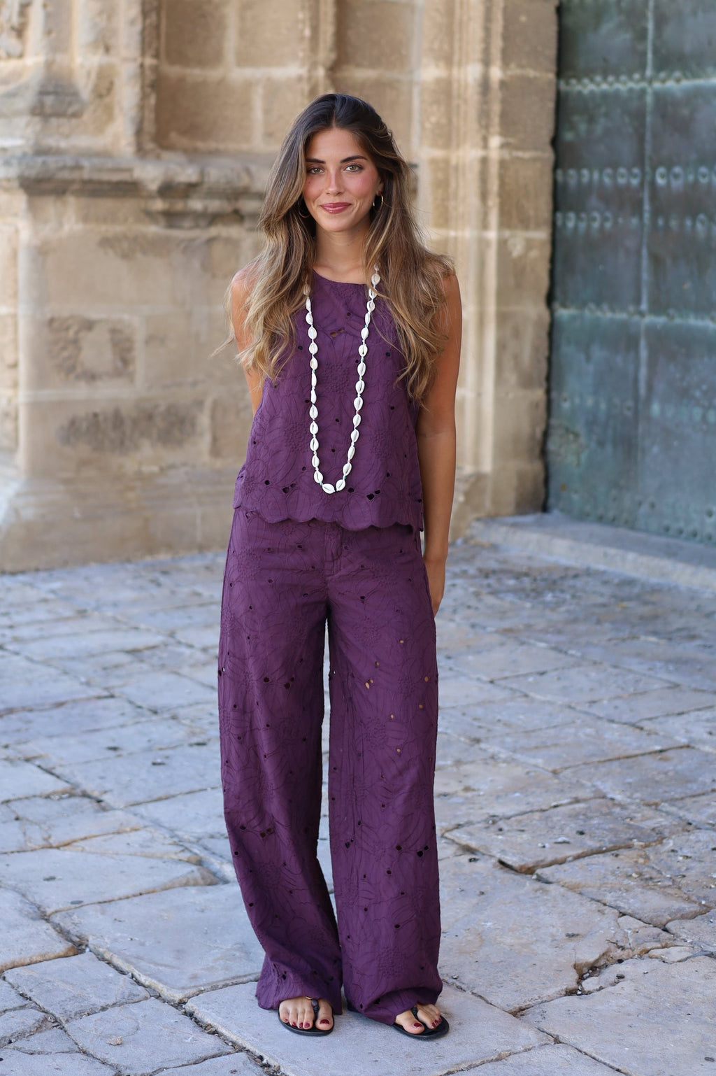 PANTALON PERFORADO BERENJENA
