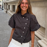 BLUSA VOLANTE LATERAL MARRON