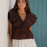 BLUSA VOLANTES MARRÓN