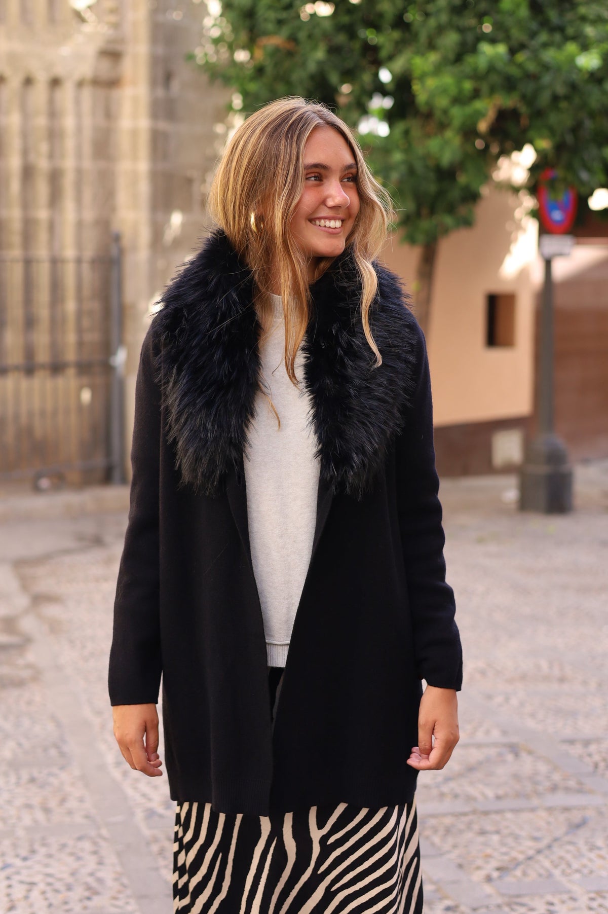 CHAQUETA CUELLO DE PELO NEGRA