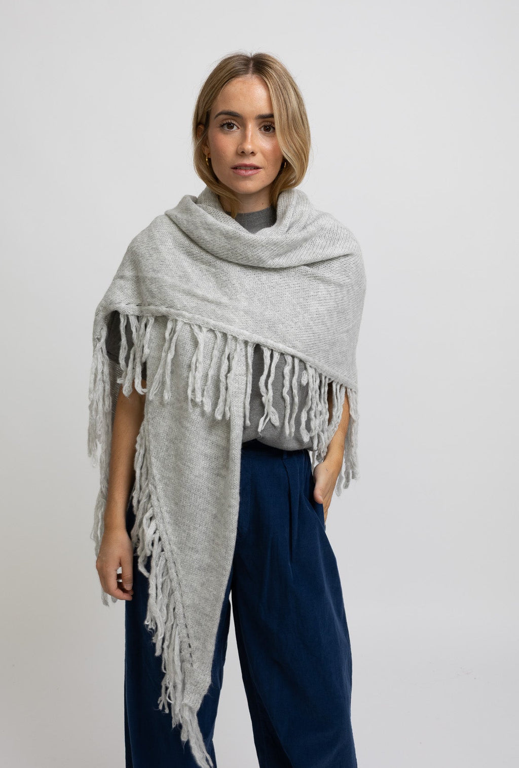 PONCHO FLECOS GRIS CLARO