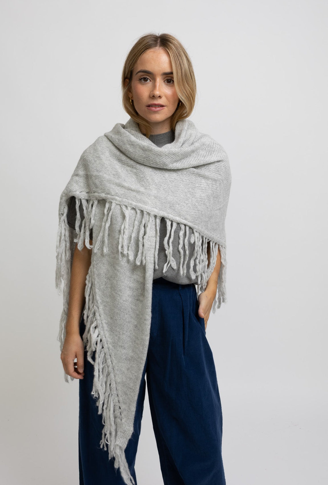 PONCHO FLECOS GRIS CLARO