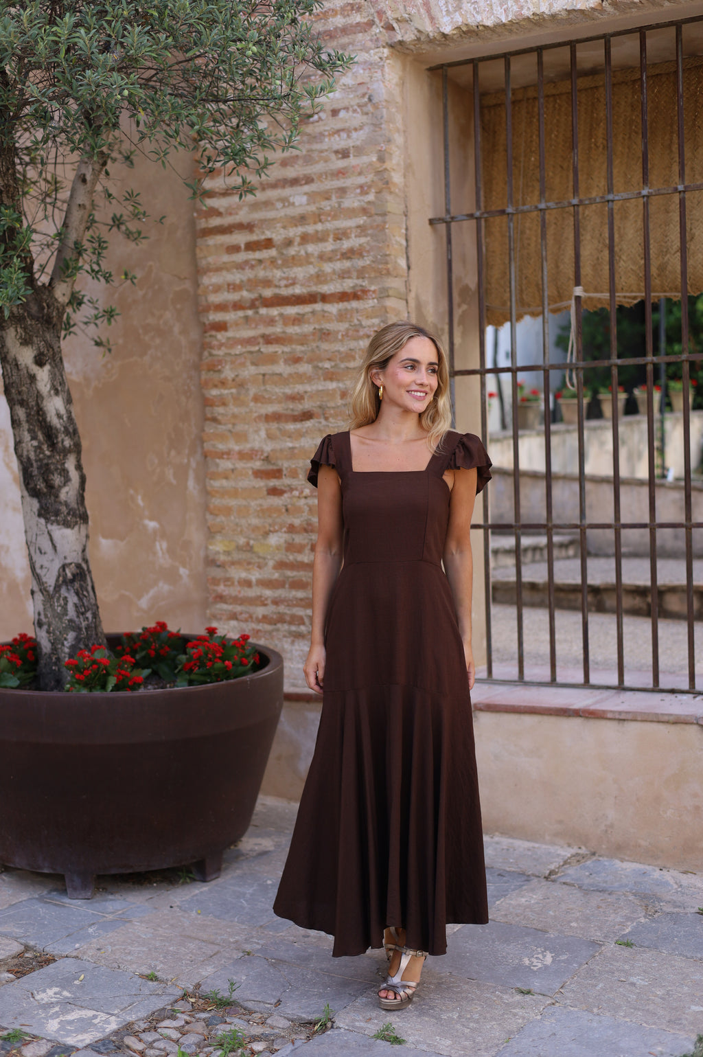 VESTIDO VOLANTE HOMBRO MARRON