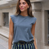 CAMISETA TACHAS HOMBROS GRIS
