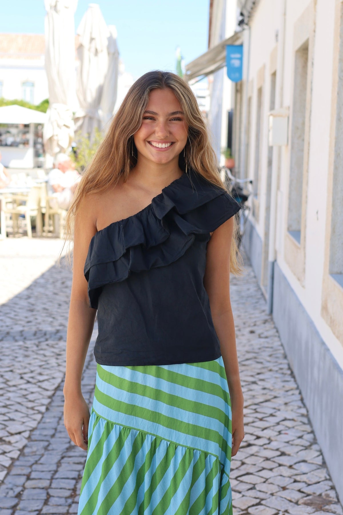 TOP ASIMETRICO VOLANTES NEGRO