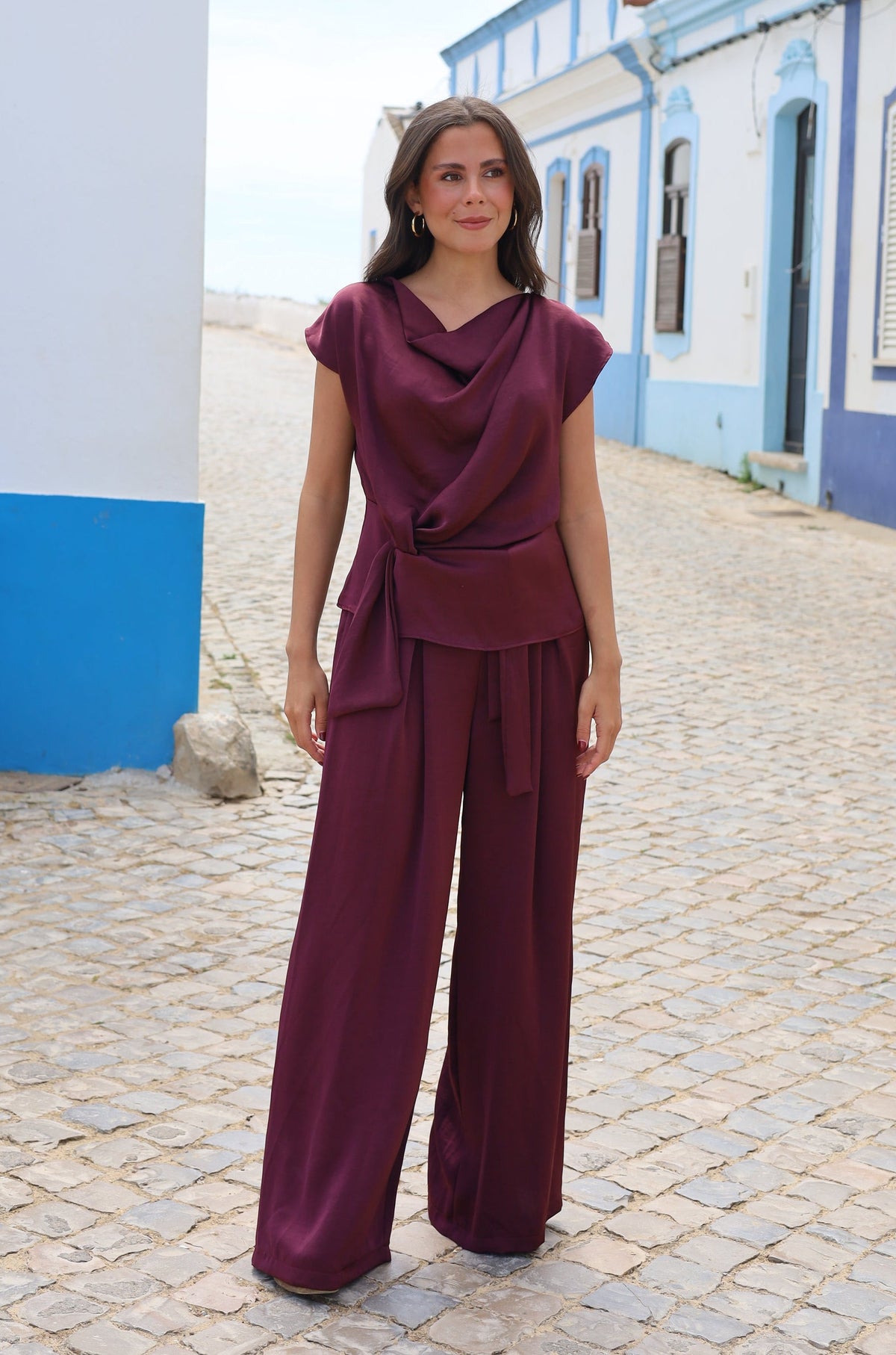 PANTALON CINTURON SATINADO BERENJENA