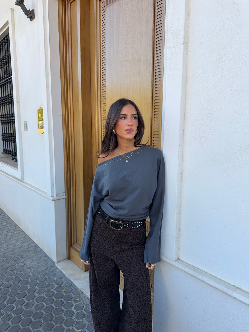 CAMISETA HOMBROS TACHAS GRIS
