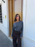 CAMISETA HOMBROS TACHAS GRIS