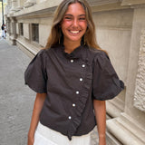 BLUSA VOLANTE LATERAL MARRON