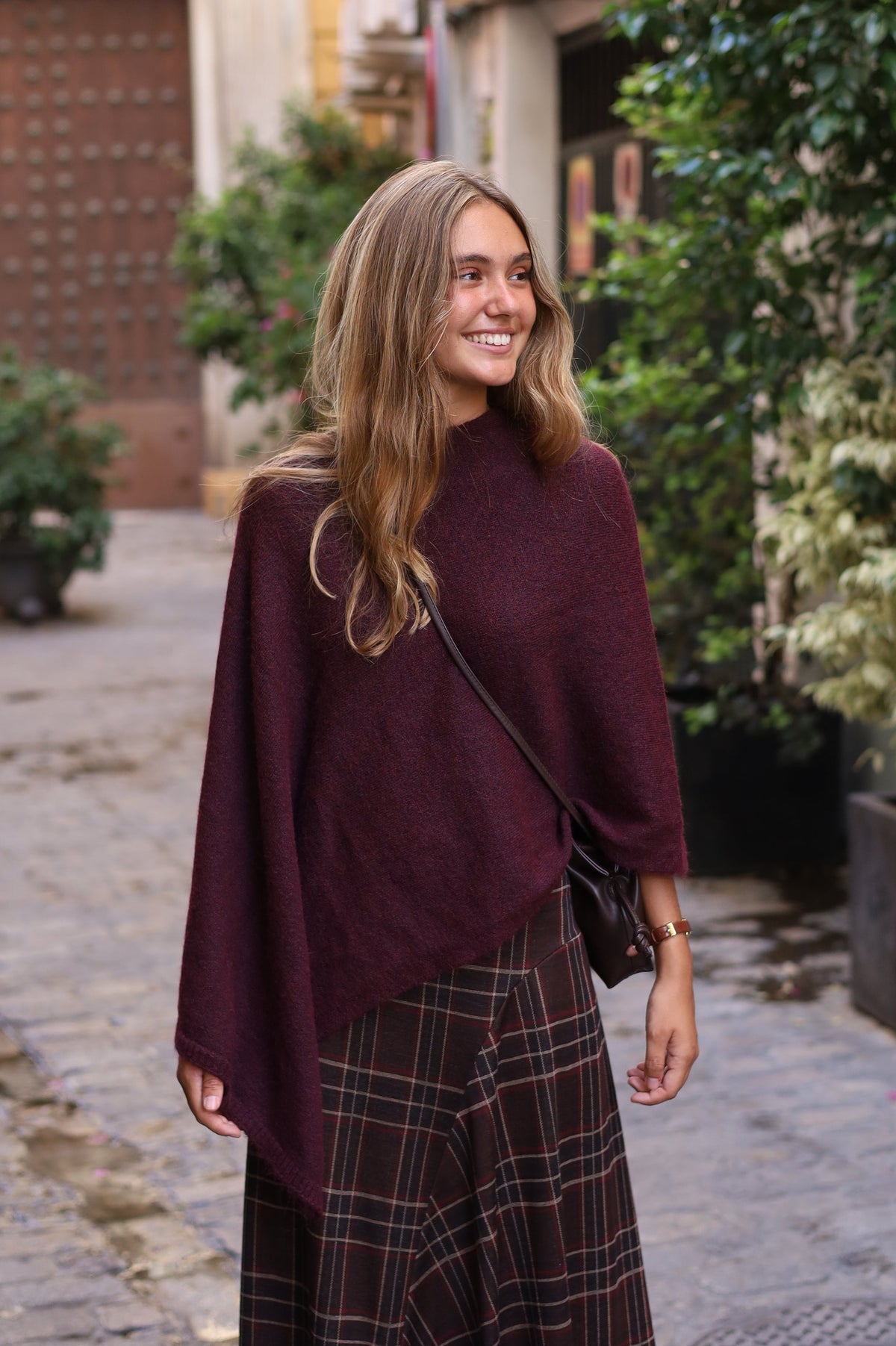 PONCHO ELENA VINO