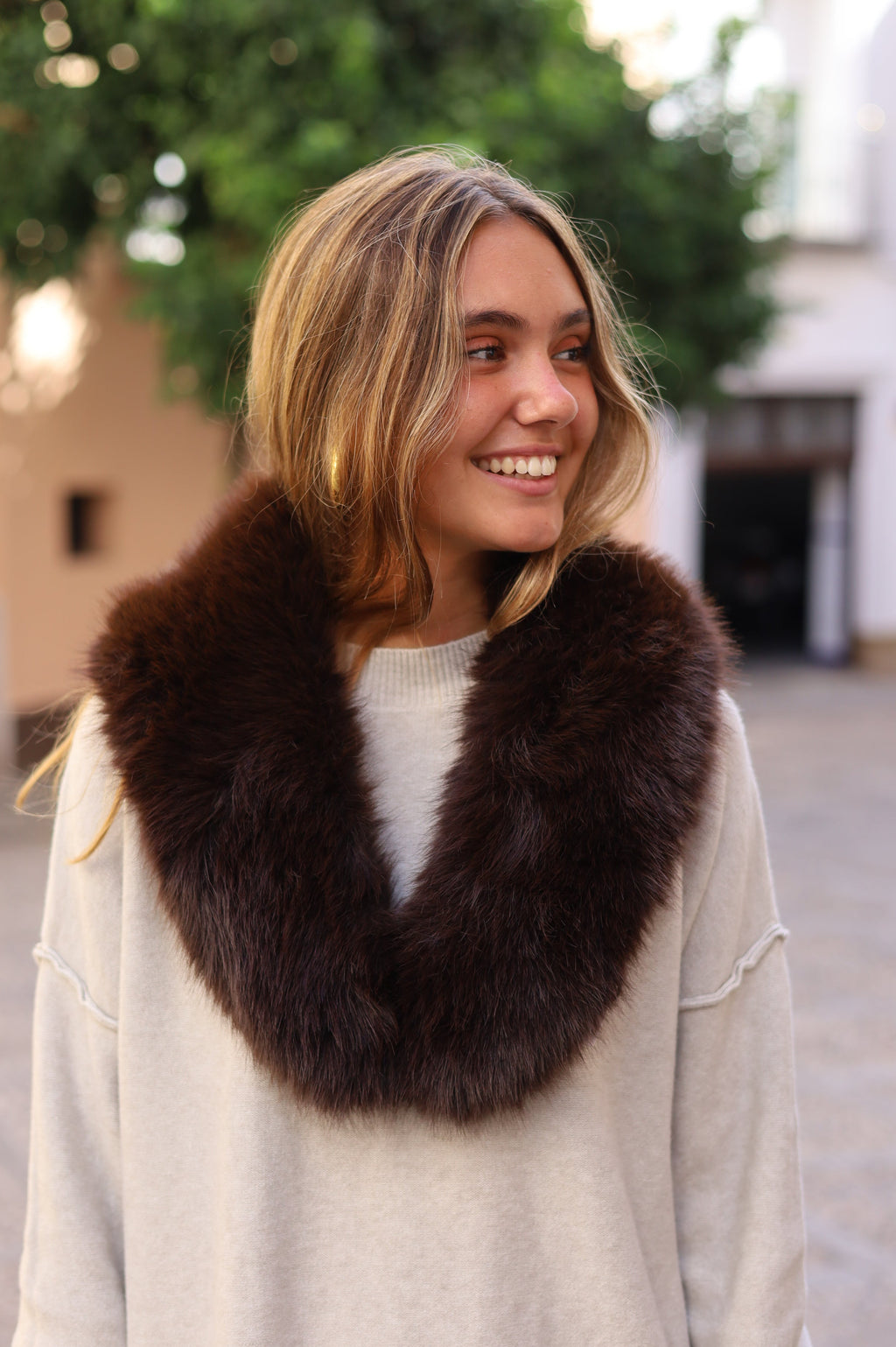 CUELLO PELO LARGO SINTETICO MARRON