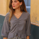 BLUSA ANDREA FRUNCE GRIS