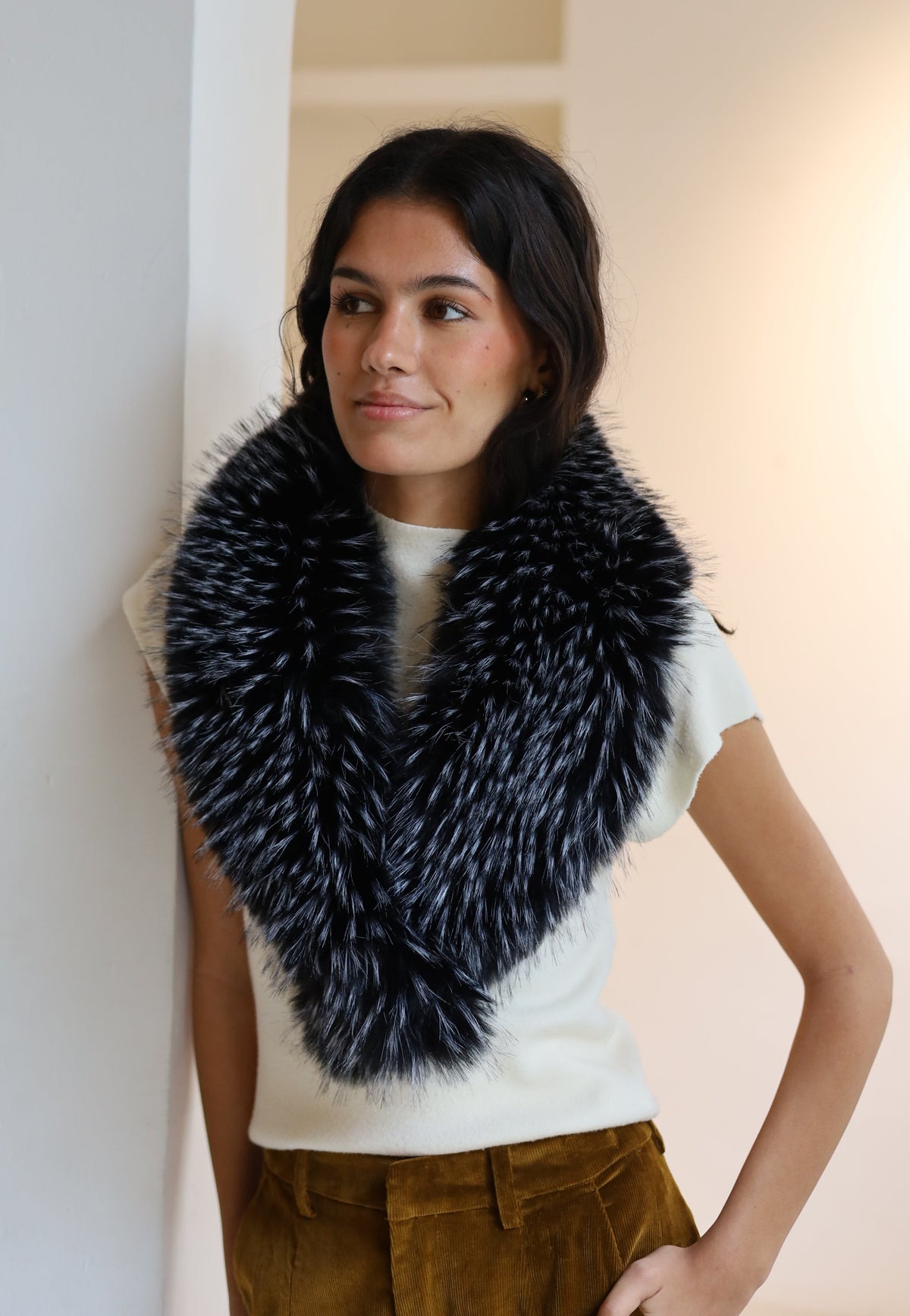 CUELLO PELO LARGO SINTETICO NEGRO Y BLANCO
