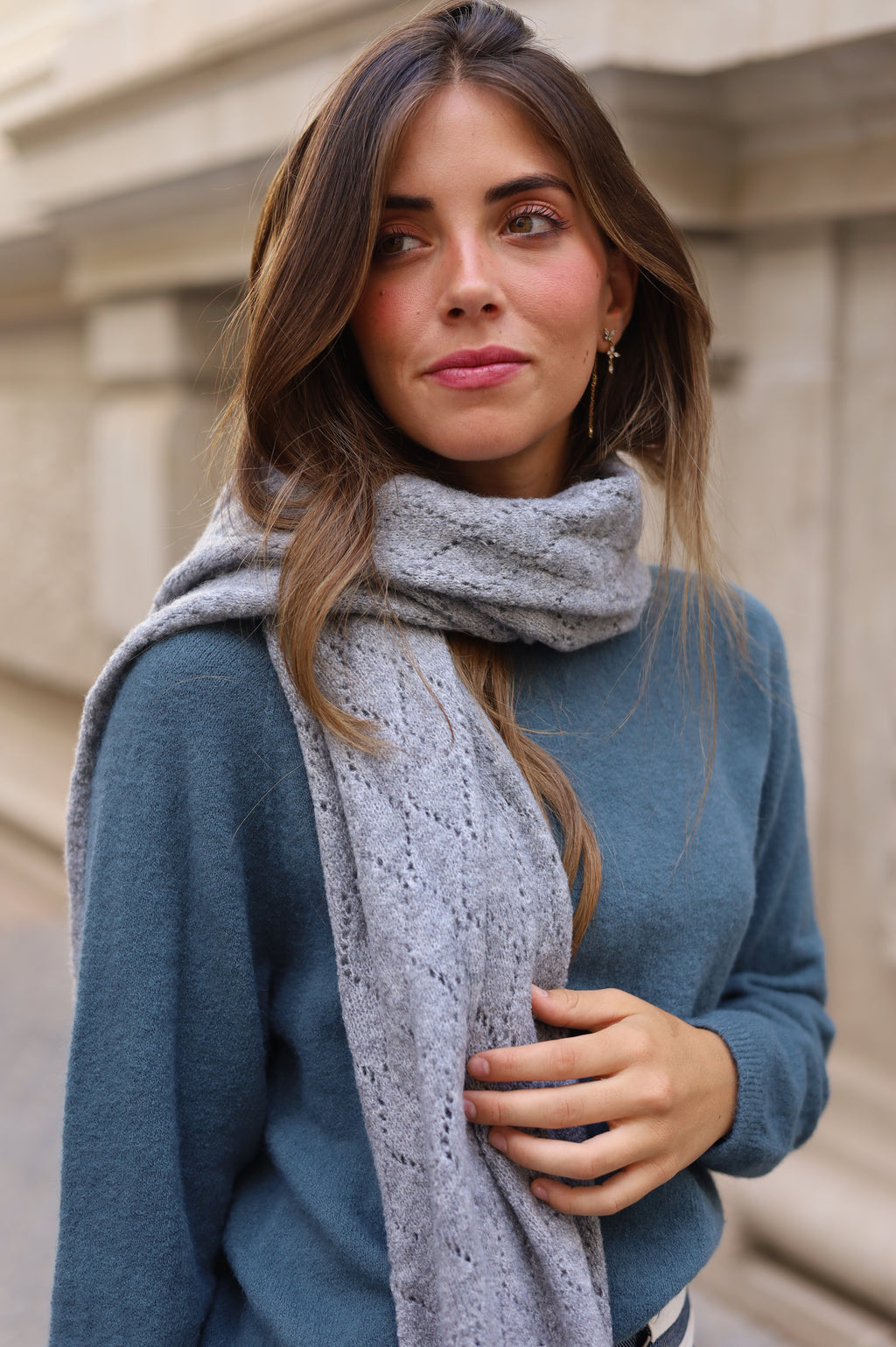 BUFANDA CALADA GRIS