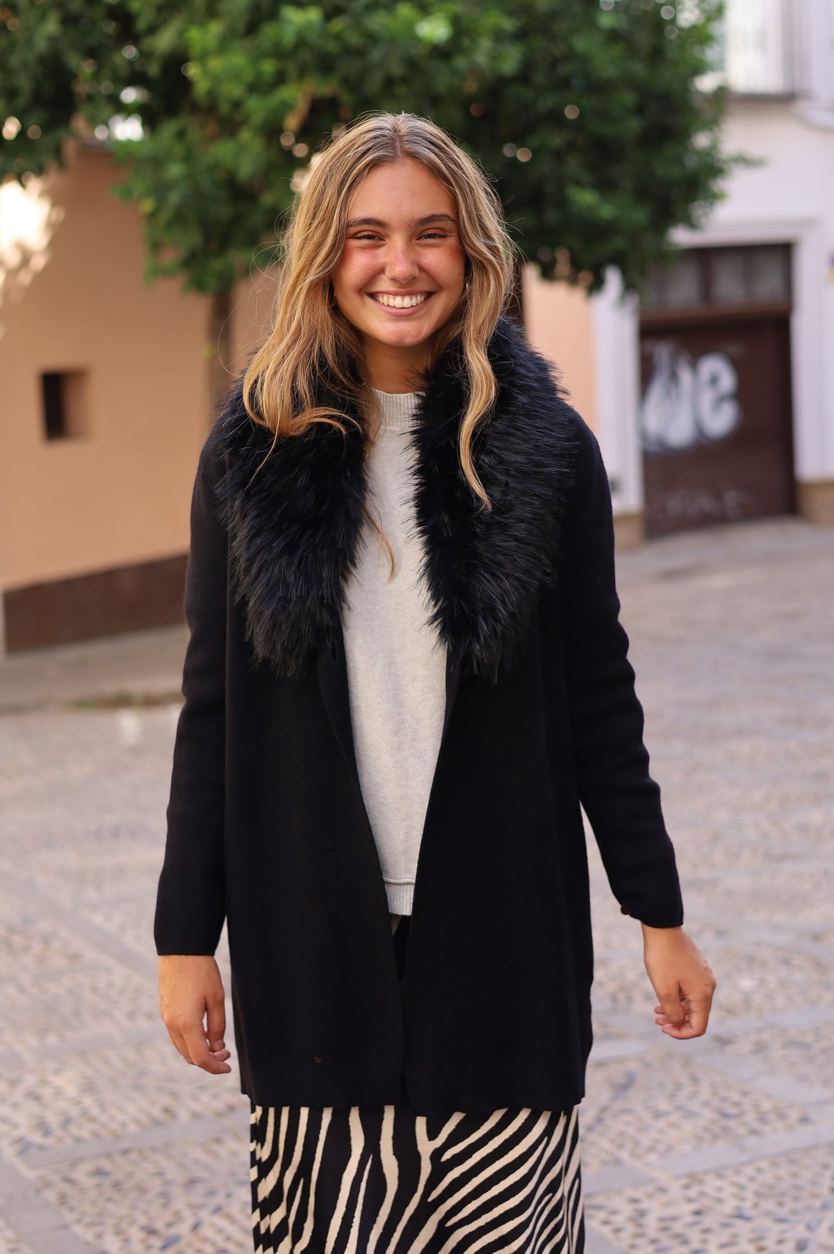 CHAQUETA CUELLO DE PELO NEGRA