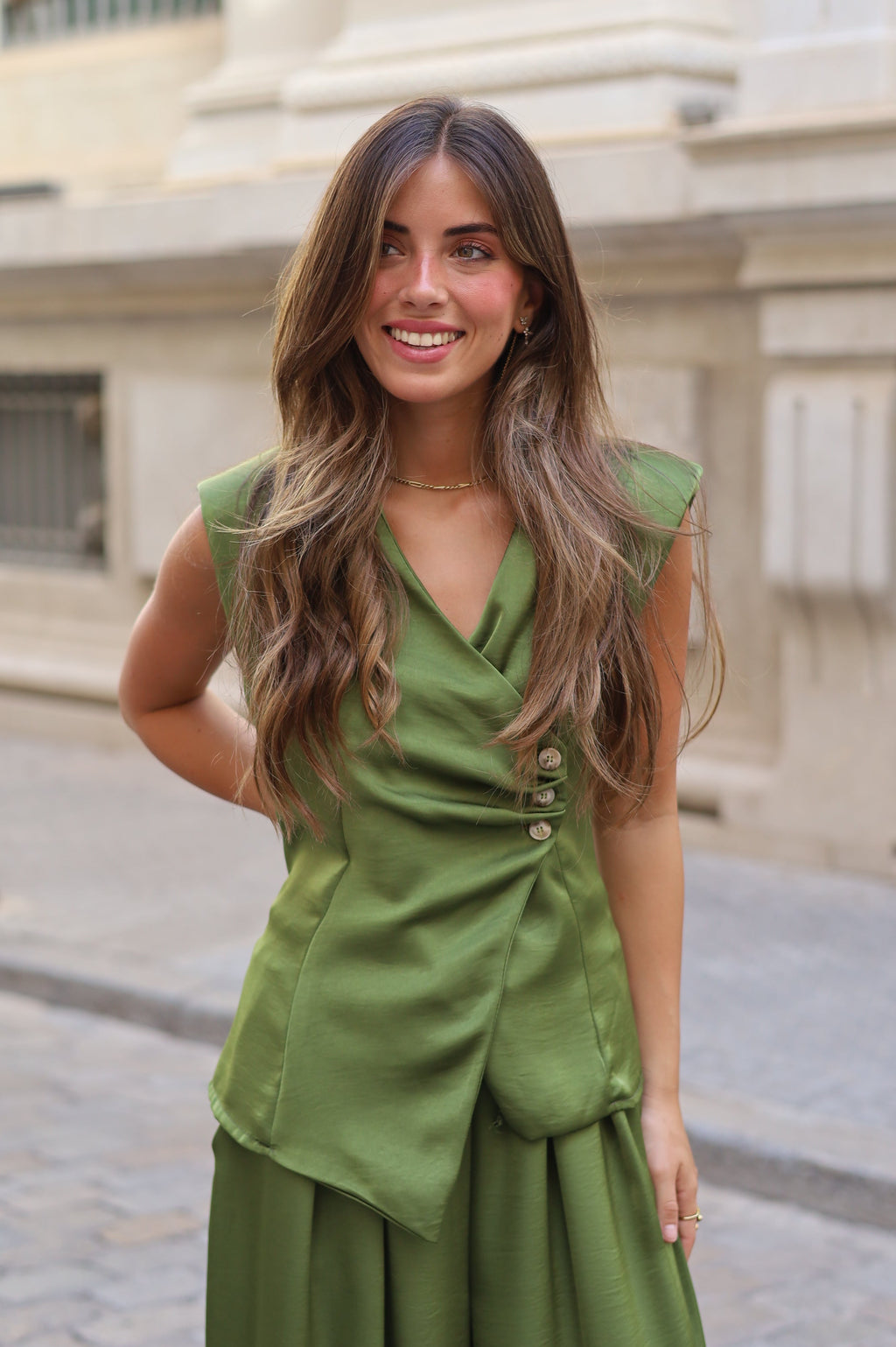 BLUSA SATINADA BOTONES VERDE