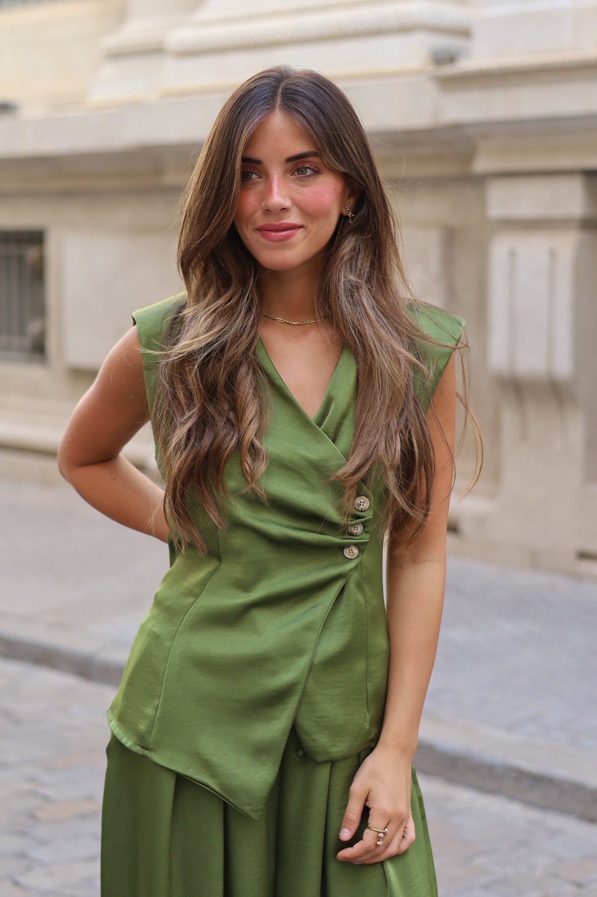 BLUSA SATINADA BOTONES VERDE