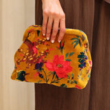 CARTERA TERCIOPELO MOSTAZA