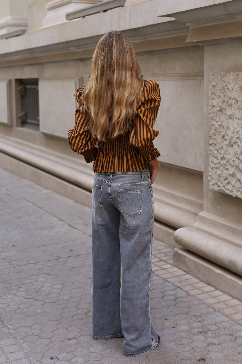 PANTALÓN VAQUERO TACHAS GRIS