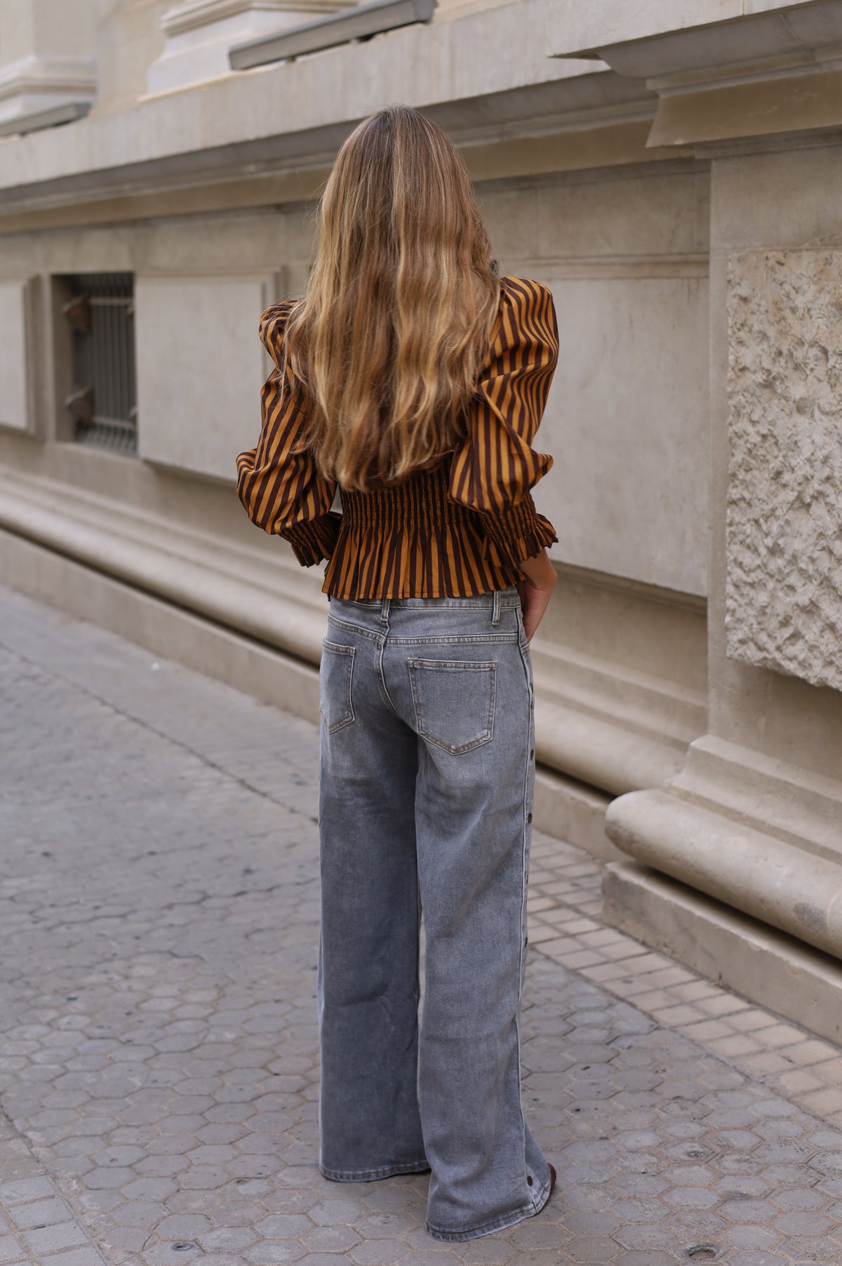 PANTALÓN VAQUERO TACHAS GRIS